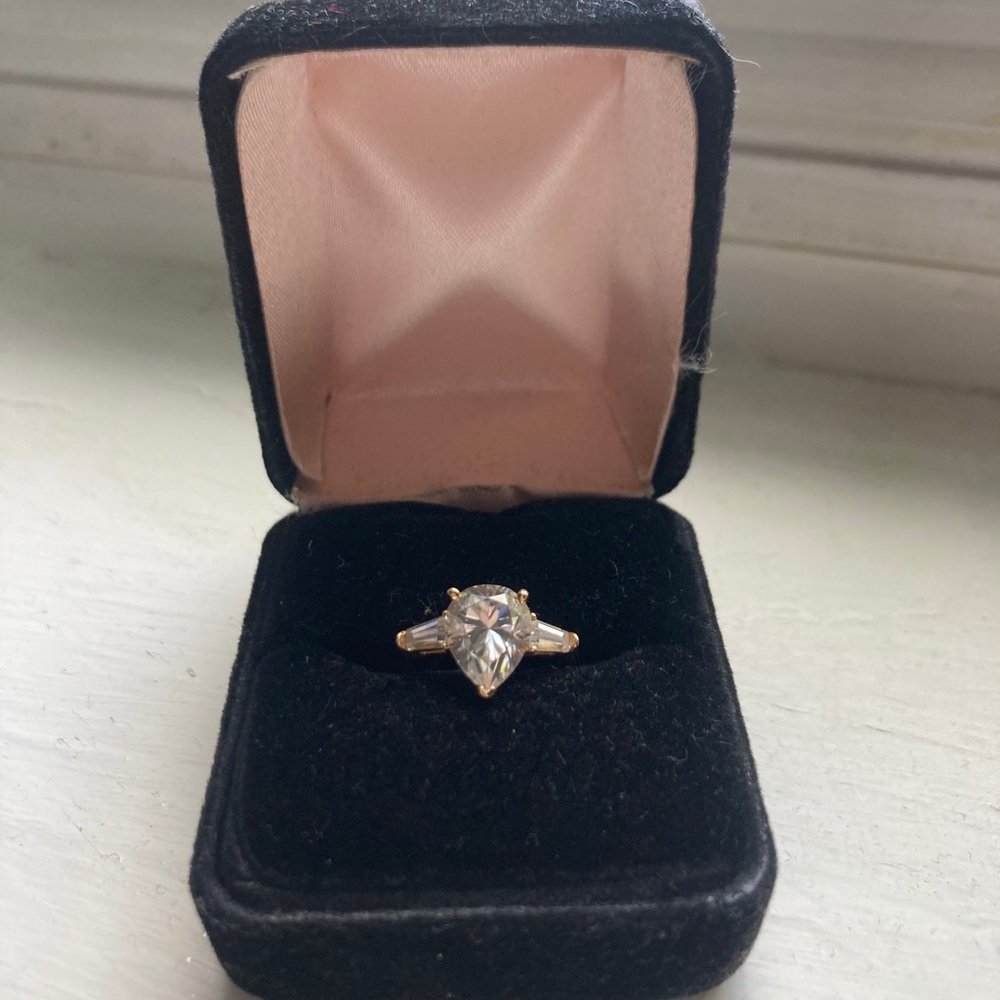 14k gold 2.5 ct. pear cut moissanite ring. Sz 5.75